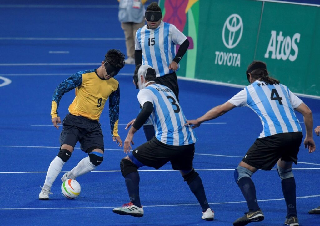 Thiago Da Silva faces the Argentine defence as he advances with the ball at his feet